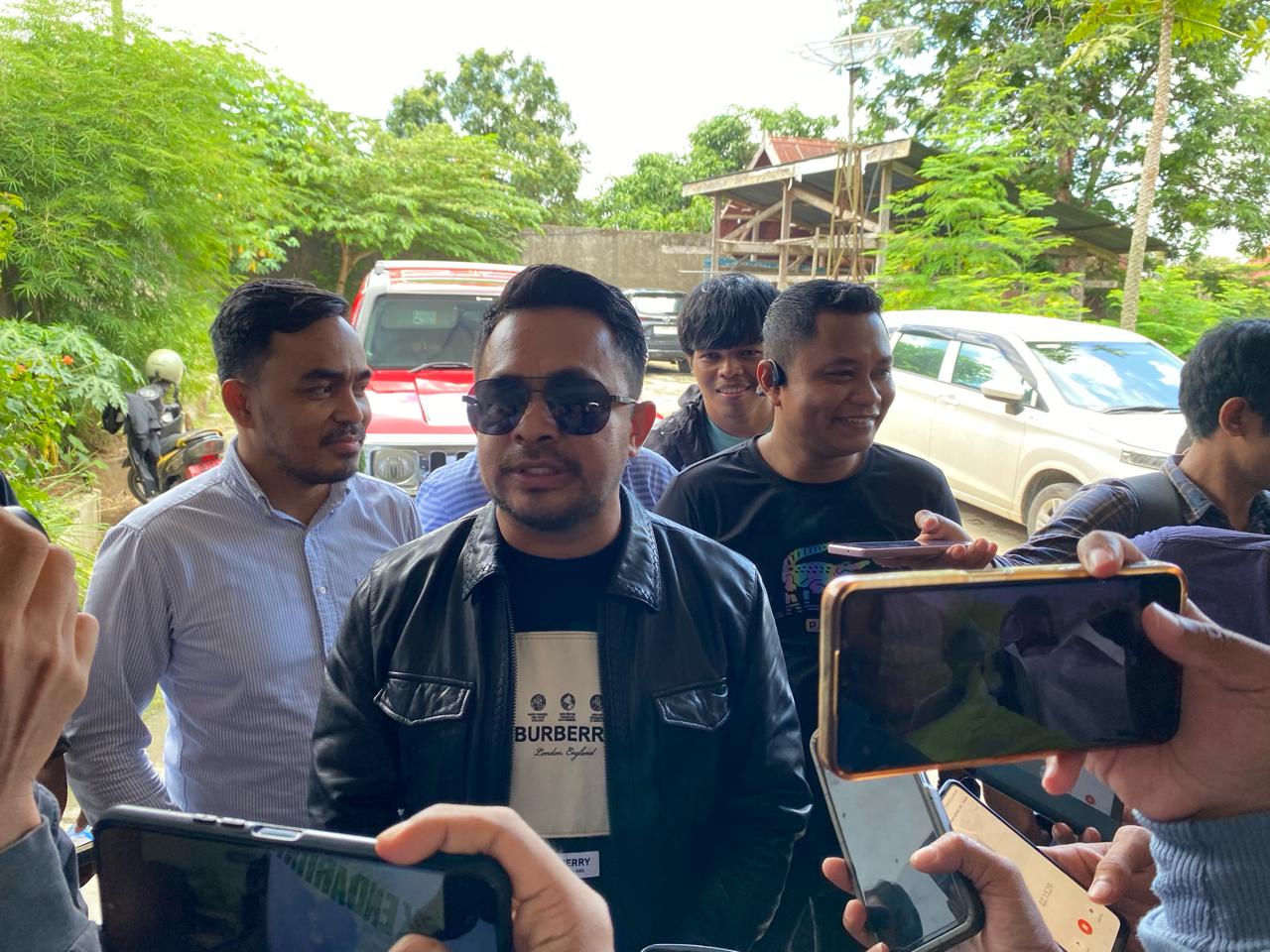 Calon Anggota Dewan Perwakilan Daerah (DPD) Dapil Sultra, La Ode Umar Bonte usai pemeriksaan di Bawaslu
