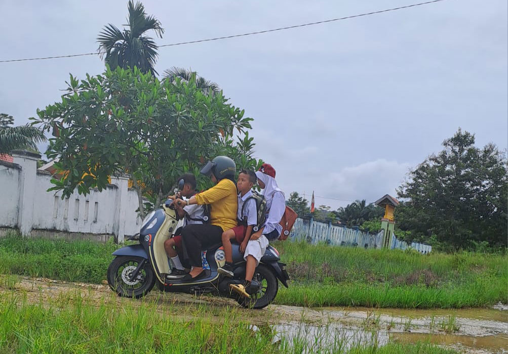 Guru di Konawe Antar Jemput Murid Disabilitas Pakai Motor