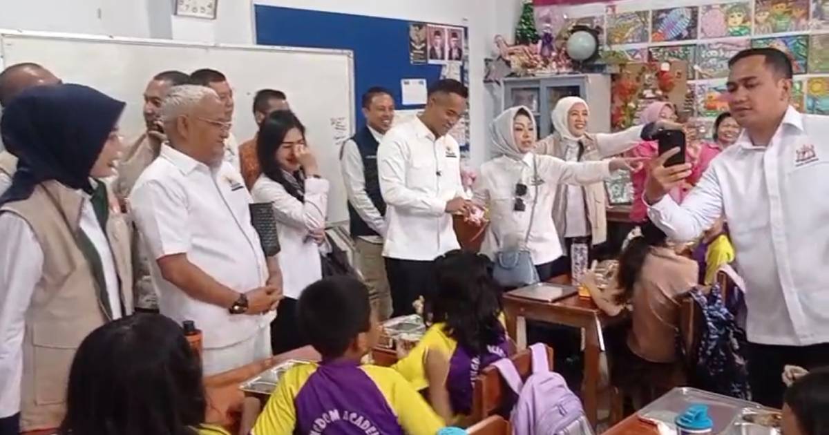 Anindya Bakrie Bagi-bagi Duit ke Pelajar Saat Tinjau MBG di Sekolah Inklusif Kendari