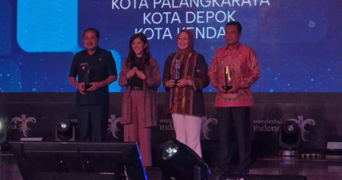 Wali Kota Kendari Siska Karina Imran menerima penghargaan Call Center Terbaik dari Kementerian Komunikasi dan Digital di Jakarta.