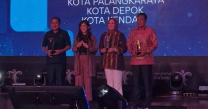 Wali Kota Kendari Siska Karina Imran menerima penghargaan Call Center Terbaik dari Kementerian Komunikasi dan Digital di Jakarta.