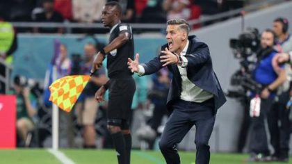 Pelatih Timnas Indonesia John Herdman memberi instruksi dari sisi lapangan saat pertandingan internasional.