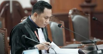 Kuasa hukum terdakwa kasus pencabulan anak, Andri Darmawan, menyampaikan sikap hukum usai pembacaan vonis di Pengadilan Negeri Kendari, Sulawesi Tenggara, Senin (15/12/2025). Andri menyatakan akan mengajukan banding atas putusan majelis hakim. Foto: Istimewa