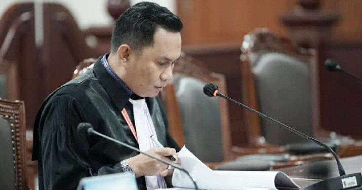 Kuasa hukum terdakwa kasus pencabulan anak, Andri Darmawan, menyampaikan sikap hukum usai pembacaan vonis di Pengadilan Negeri Kendari, Sulawesi Tenggara, Senin (15/12/2025). Andri menyatakan akan mengajukan banding atas putusan majelis hakim. Foto: Istimewa