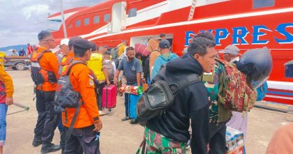 Personel Basarnas Sulawesi Tenggara melakukan pengamanan dan kesiapsiagaan SAR di pelabuhan menjelang libur Natal 2025 dan Tahun Baru 2026.