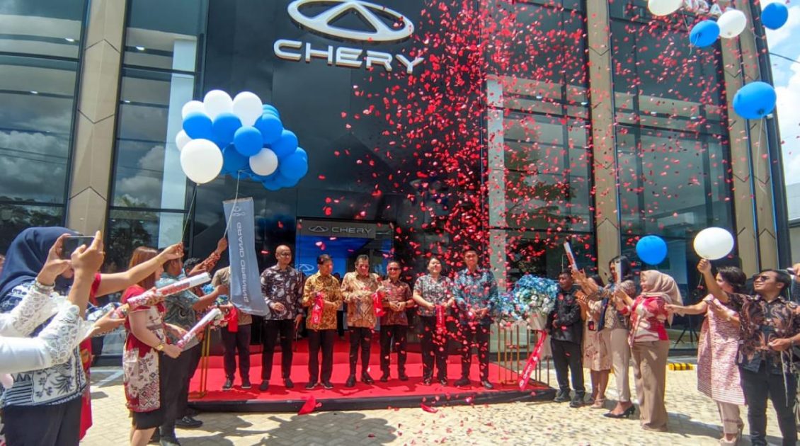 Peresmian Dealer Chery Kendari di Jalan Laode Hadi Bypass, Kota Kendari, Sulawesi Tenggara, Selasa (16/12/2025). PT Chery Sales Indonesia (CSI) secara resmi membuka dealer ke-68 secara nasional yang menawarkan kendaraan berteknologi hybrid dan listrik ramah lingkungan, disaksikan jajaran manajemen, pemerintah daerah, serta tamu undangan. Foto: Istimewa