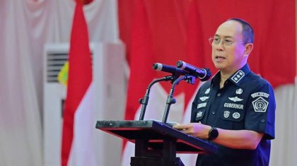 Gubernur Sulawesi Tenggara Andi Sumangerukka menyampaikan pidato di podium pada acara resmi di Kendari terkait penetapan UMP Sultra 2026.