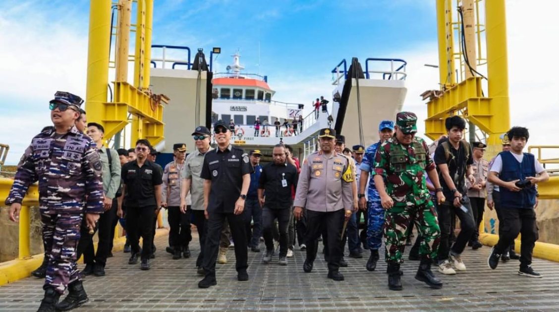 Gubernur Sultra Andi Sumangerukka meninjau Pos Nataru di Pelabuhan Torobulu bersama aparat TNI-Polri dan petugas gabungan.