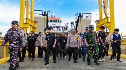 Gubernur Sultra Andi Sumangerukka meninjau Pos Nataru di Pelabuhan Torobulu bersama aparat TNI-Polri dan petugas gabungan.
