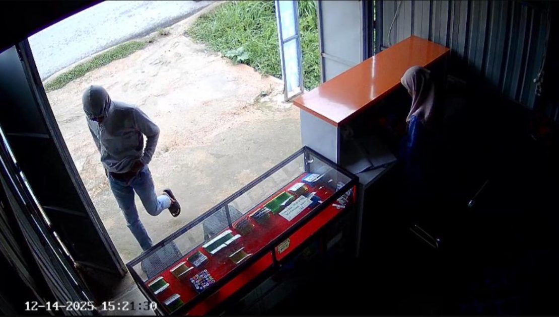 Rekaman kamera CCTV memperlihatkan terduga pelaku percobaan perampokan saat masuk ke kios jasa transfer di Desa Kota Bangun, Kecamatan Ranomeeto, Konawe Selatan, Sulawesi Tenggara, Sabtu (14/12/2025). Dalam kejadian tersebut, pegawai kios sempat dicekik dan diancam senjata tajam.