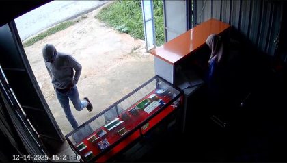 Rekaman kamera CCTV memperlihatkan terduga pelaku percobaan perampokan saat masuk ke kios jasa transfer di Desa Kota Bangun, Kecamatan Ranomeeto, Konawe Selatan, Sulawesi Tenggara, Sabtu (14/12/2025). Dalam kejadian tersebut, pegawai kios sempat dicekik dan diancam senjata tajam.