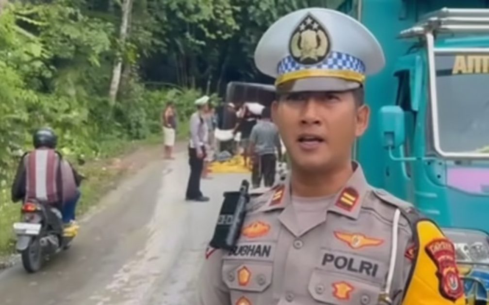 Kasat Lantas Polres Konawe Selatan IPTU Muhammad Subhan berada di lokasi truk sembako terbalik di tanjakan Desa Anduna, Konawe Selatan.