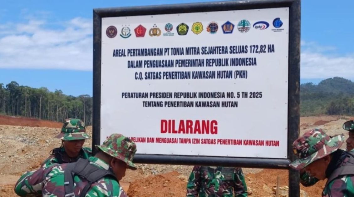 Plang penyegelan terpasang di areal pertambangan nikel PT Tonia Mitra Sejahtera (TMS) seluas 172,82 hektare di Pulau Kabaena, Kabupaten Bombana, Sulawesi Tenggara. Penyegelan dilakukan Satgas Penertiban Kawasan Hutan (PKH) karena aktivitas tambang di kawasan hutan lindung tanpa izin. Foto: Istimewa