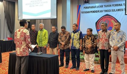 Nur Alam melantik pengurus dan pengawas Yayasan Pendidikan Tinggi Sulawesi Tenggara dalam acara resmi di Kendari.