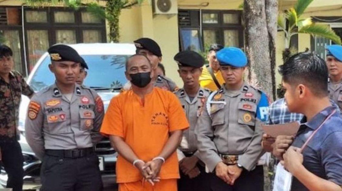 Tersangka kasus dugaan pembunuhan anak di bawah umur, Litao alias La Lita (tengah, mengenakan baju tahanan), digiring petugas Direktorat Reserse Kriminal Umum Polda Sulawesi Tenggara saat rilis penanganan perkara di Mapolda Sultra, Kendari. Berkas perkara tersangka telah dinyatakan lengkap (P21) dan segera dilimpahkan ke jaksa penuntut umum untuk proses penuntutan. Foto. Istimewa