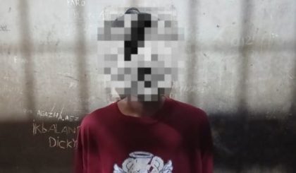 Pengawas SPBU di Konawe Selatan diamankan polisi terkait dugaan penggelapan uang setoran BBM, dengan wajah disamarkan.