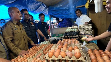 Satgas Pangan Sultra memantau harga telur ayam di pasar tradisional Kota Kendari jelang Nataru.