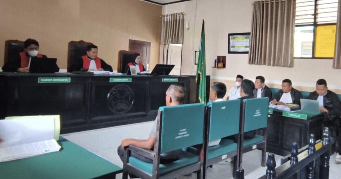 Suasana persidangan kasus dugaan ijazah Paket C anggota DPRD Kota Kendari terpilih di Pengadilan Negeri Kendari, dengan majelis hakim dan tim penasihat hukum di ruang sidang.