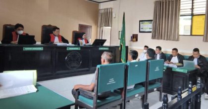 Suasana persidangan kasus dugaan ijazah Paket C anggota DPRD Kota Kendari terpilih di Pengadilan Negeri Kendari, dengan majelis hakim dan tim penasihat hukum di ruang sidang.
