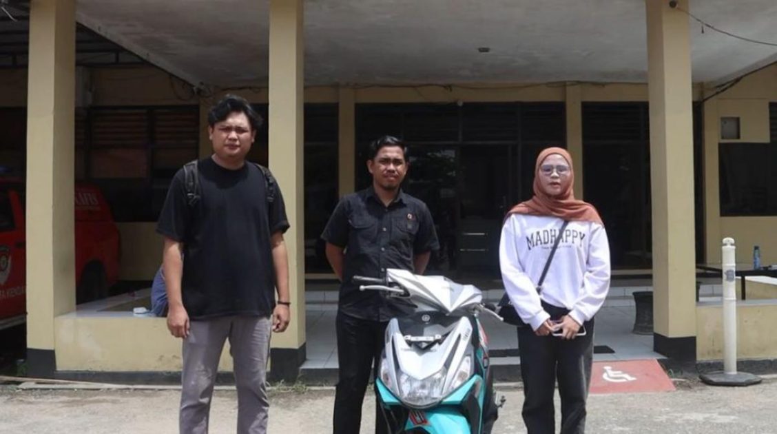 Berikut **keterangan gambar (caption) ala rubrik Kriminal Kompas**: **Keterangan Foto:** Seorang korban pencurian sepeda motor (kanan) berfoto bersama petugas Satuan Reserse Kriminal (Satreskrim) Polresta Kendari usai menerima kembali sepeda motornya di Mapolresta Kendari, Sulawesi Tenggara, Senin (15/12/2025). Foto: Istimewa