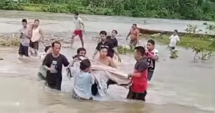 Warga bersama Tim SAR mengevakuasi jenazah bocah 12 tahun yang ditemukan meninggal dunia usai terseret arus Sungai Lasolo, Kecamatan Asera, Kabupaten Konawe Utara, Sulawesi Tenggara, Kamis (18/12/2025).