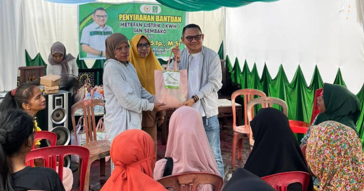 Seorang anggota DPR RI menyerahkan paket bantuan meteran listrik gratis kepada warga di Sulawesi Tenggara, disaksikan oleh sejumlah ibu-ibu penerima manfaat dalam kegiatan sosial di Kabupaten Muna.