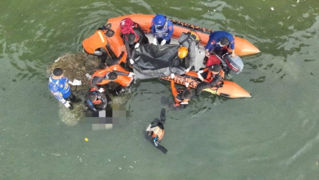 Tim SAR gabungan mengevakuasi jenazah pemancing yang tenggelam di perairan Bungkutoko, Kendari, menggunakan perahu karet Basarnas.