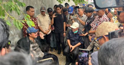 Dialog antara kuasa hukum keluarga Nur Alam dan aparat saat penertiban aset lahan Pemprov Sultra di Jalan Ahmad Yani Kendari