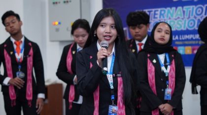Theresa Octavia, mahasiswi asal Muna Sulawesi Tenggara, mempresentasikan inovasi aplikasi gizi Nutritone dalam forum pemuda internasional di Kuala Lumpur