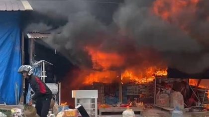 Kebakaran melanda deretan kios pedagang di Jalan Banteng Kendari dengan api besar dan asap hitam pekat, warga berusaha menyelamatkan barang dagangan