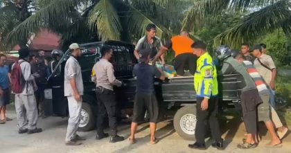 Petugas dan warga mengevakuasi korban kecelakaan maut di Jalan Poros Sampara–Morosi, Kabupaten Konawe, Sulawesi Tenggara.
