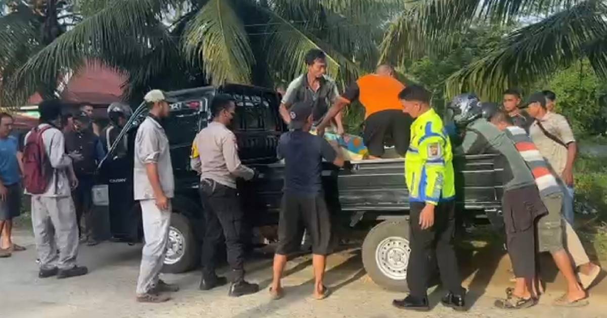 Petugas dan warga mengevakuasi korban kecelakaan maut di Jalan Poros Sampara–Morosi, Kabupaten Konawe, Sulawesi Tenggara.