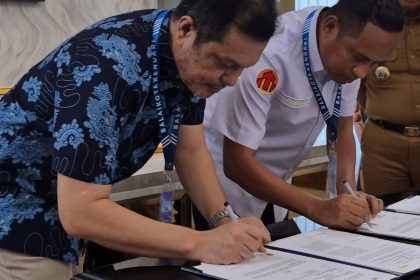 Penandatanganan MoU antara Perumda Kota Kendari dan PT Easybook Teknologi Indonesia terkait pengembangan pariwisata Anjungan Teluk Kendari.