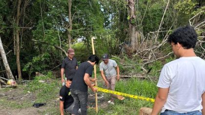 Petugas kepolisian bersama warga memasang garis polisi di lokasi kawasan pertambangan di Desa Wambarema, Kecamatan Poleang Utara, Kabupaten Bombana, Sulawesi Tenggara, tempat terjadinya insiden penembakan terhadap seorang warga oleh oknum aparat.