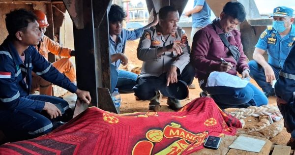Petugas memeriksa lokasi penemuan ABK meninggal di atas tongkang di Pelabuhan Lalimbue Jaya, Kabupaten Konawe, Sulawesi Tenggara