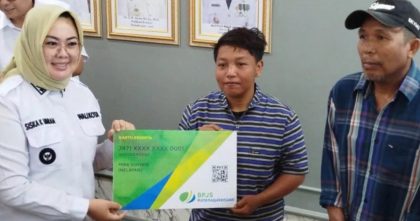 Wali Kota Kendari Siska Karina Imran menyerahkan kartu BPJS Ketenagakerjaan kepada pekerja informal penerima Program Sertakan di Kendari