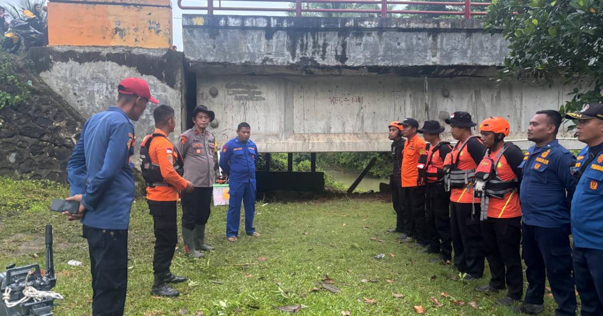 Personil SAR gabungan berbaris mengikuti apel persiapan operasi pencarian korban diterkam buaya di Sungai Awonio, Konawe Selatan.