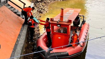 Personel Basarnas Kendari menggunakan perahu RIB saat operasi pencarian pemancing hilang di perairan Bungkutoko, Kota Kendari.