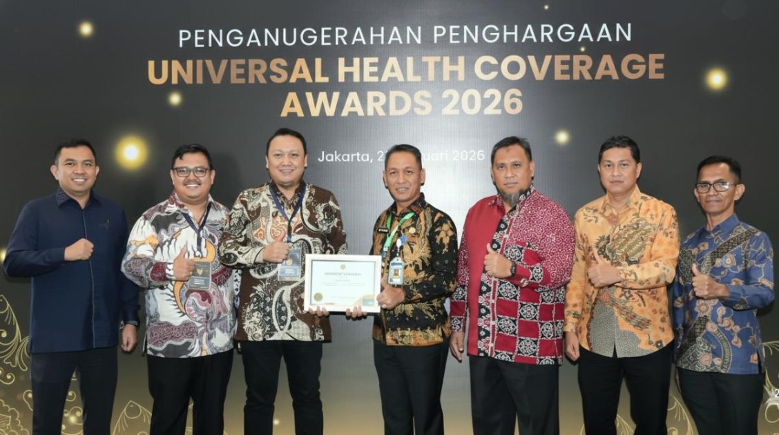 Pemkot Kendari menerima Universal Health Coverage Award 2026 dari BPJS Kesehatan di Jakarta.