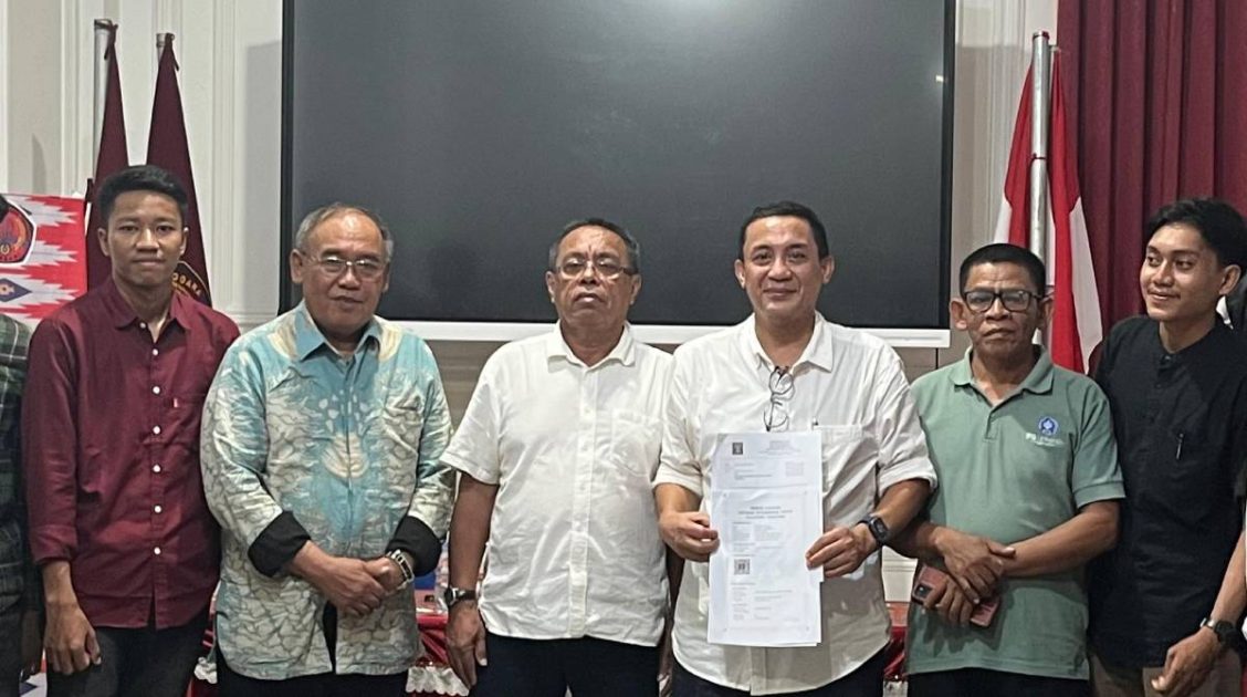 Pengurus Yayasan Dikti Sultra memperlihatkan dokumen AHU terbaru kepengurusan Universitas Sulawesi Tenggara di Kendari.