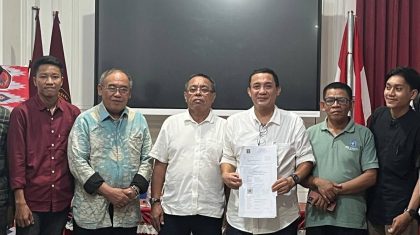 Pengurus Yayasan Dikti Sultra memperlihatkan dokumen AHU terbaru kepengurusan Universitas Sulawesi Tenggara di Kendari.