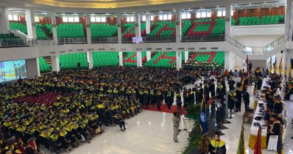 Suasana wisuda Universitas Halu Oleo Kendari dengan ratusan mahasiswa mengikuti prosesi wisuda di auditorium kampus