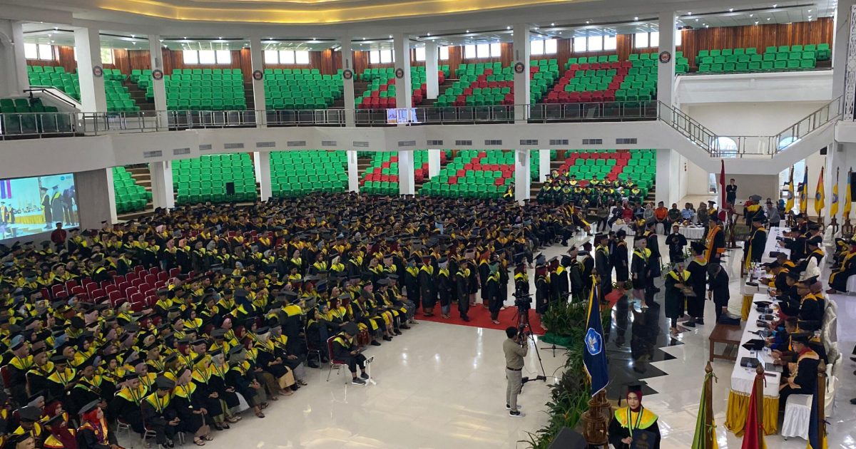 Suasana wisuda Universitas Halu Oleo Kendari dengan ratusan mahasiswa mengikuti prosesi wisuda di auditorium kampus