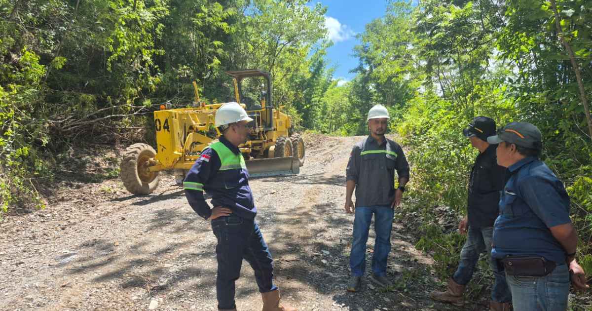 PT AHB bersama pekerja lapangan meninjau kondisi jalan poros Tangkeno–Enano di Kecamatan Kabaena Tengah, Kabupaten Bombana, usai proses perbaikan, dengan alat berat grader yang digunakan untuk meratakan badan jalan