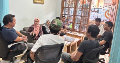 Manajemen BTN Baito Permai Kendari berdialog dengan konsumen terkait keluhan kualitas bangunan rumah.