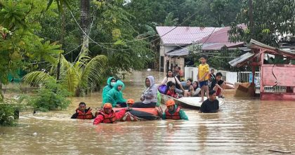 Warga dievakuasi menggunakan perahu saat banjir merendam permukiman di Kota Kendari
