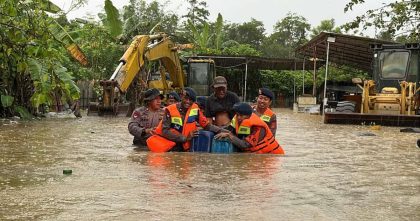 Brimob evakuasi warga banjir di Kendari menggunakan perahu karet