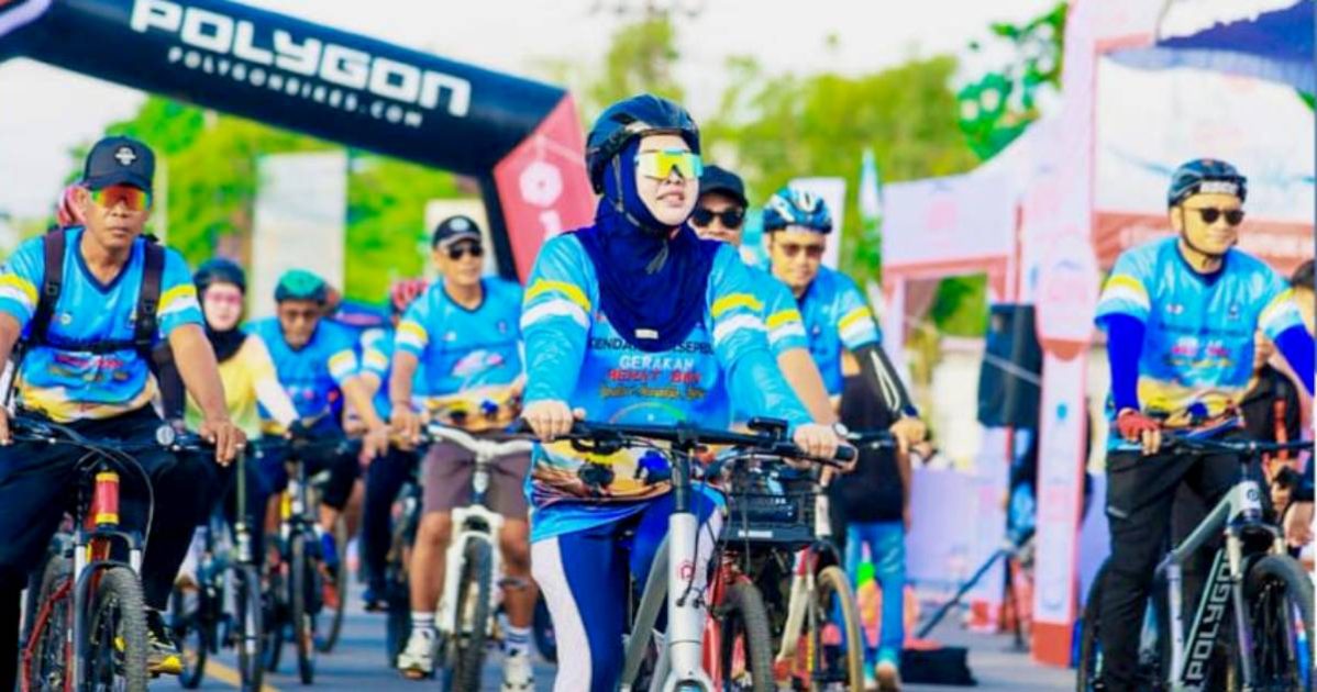 Wali Kota Kendari Siska Karina Imran memimpin gowes hemat BBM di HUT Kota Kendari