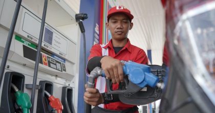 ilustrasi pengisian BBM SPBU harga BBM Sultra naik Pertamina Dex Dexlite 2026