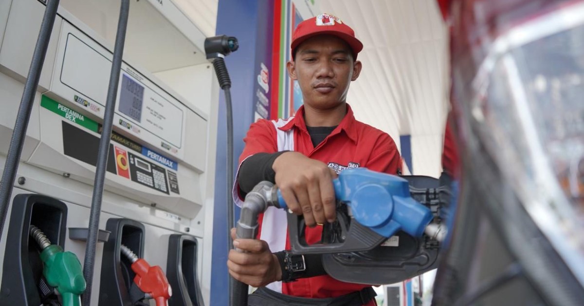 ilustrasi pengisian BBM SPBU harga BBM Sultra naik Pertamina Dex Dexlite 2026